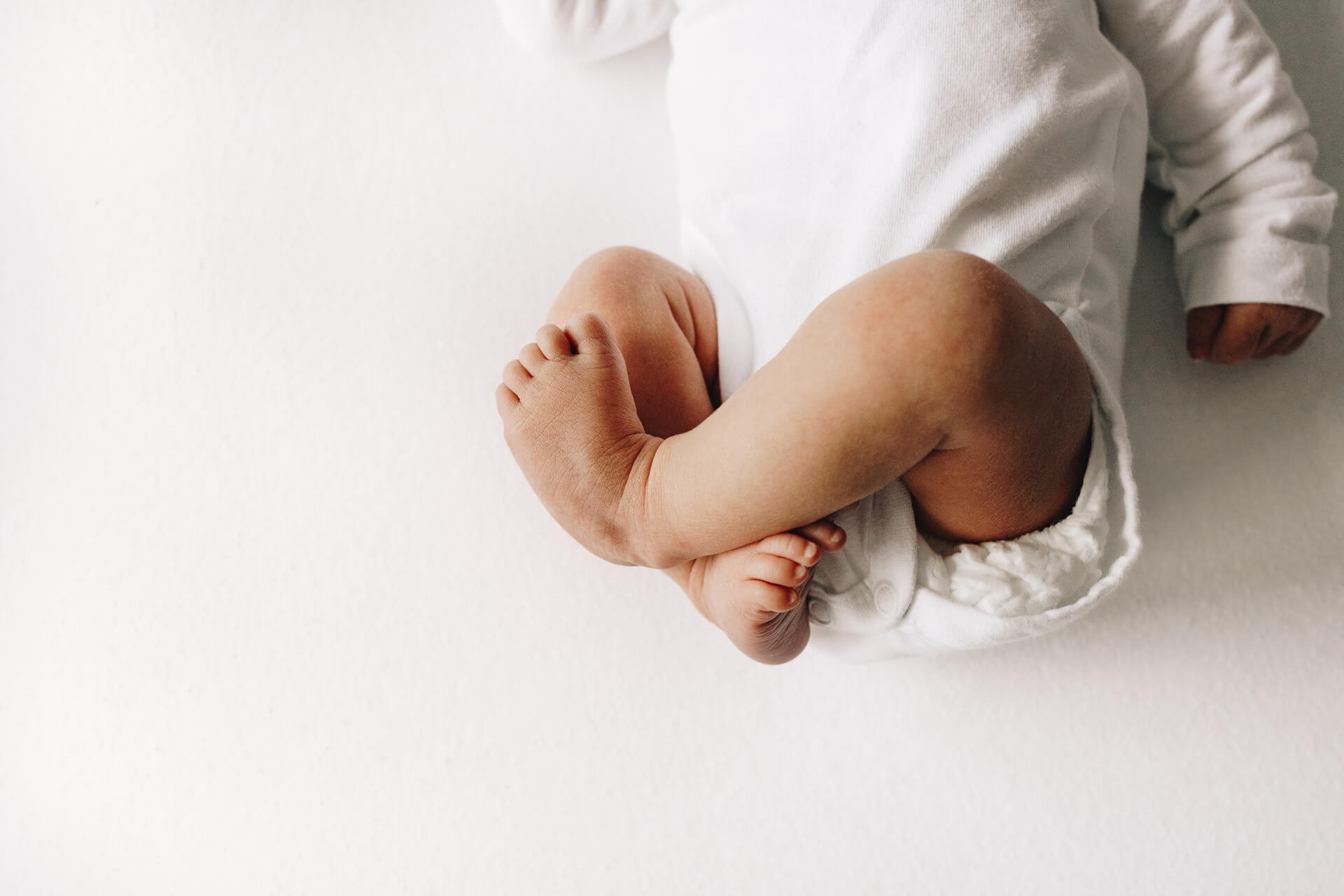 pasgeboren baby met opgetrokken beentjes